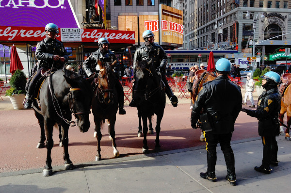 Полиция на конях в Америке - фото