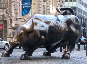 Бронзовая статуя быка на Уолл-Стрит