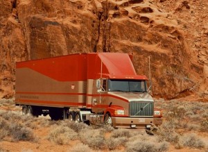 Американский_грузовик_в_пустыне_США