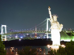 Статуя_Свободы_на_фоне_Бруклинского_моста