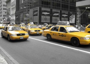 Желтое_такси_на_улице_Нью-Йорка