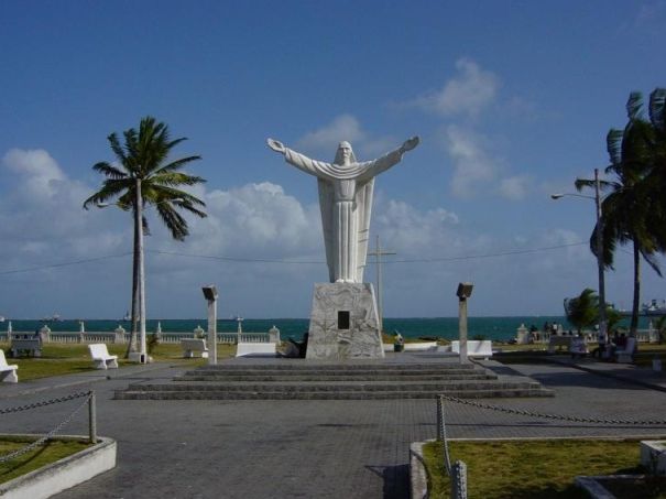 Памятник_в_городе_Колон_Панама