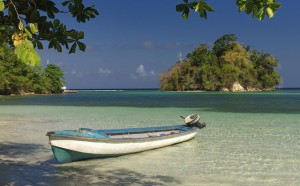 Лодка_возле_пляжа_Ямайки