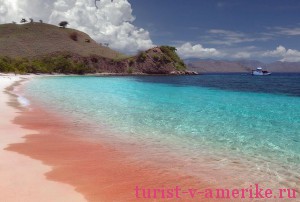 Розовый песок на пляже острова Харбор