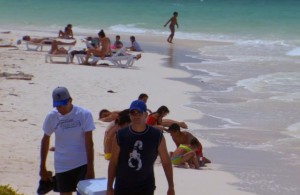 Отдыхающие_на_пляже_Кубы