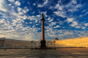 Александровская колонна в центре Дворцовой площади Санкт-Петербурга